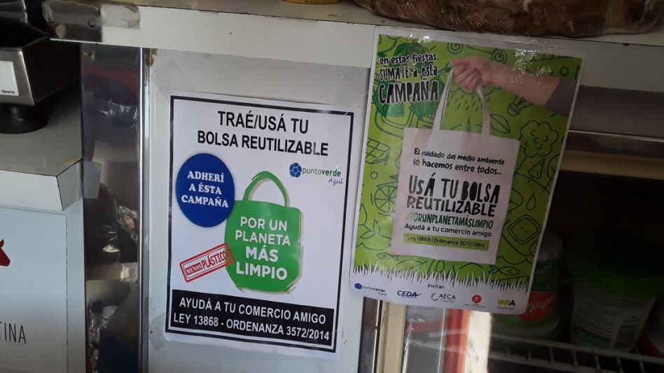 Cada vez son más los comercios azuleños que no entregan bolsas plásticas y respetan la ordenanza municipal que se encuentra vigente.