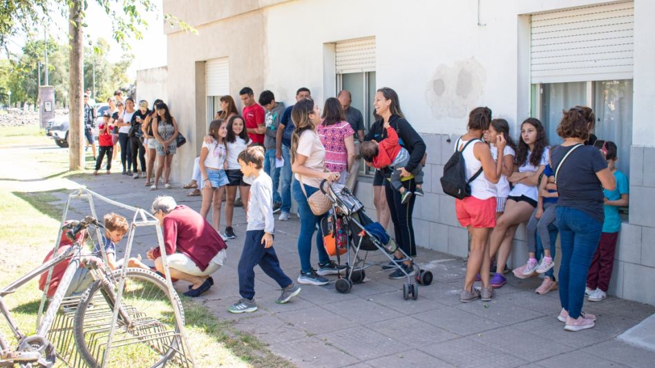 La fila de alumnos para inscribirse daba vuelta la esquina el lunes, primer día de convocatoria.