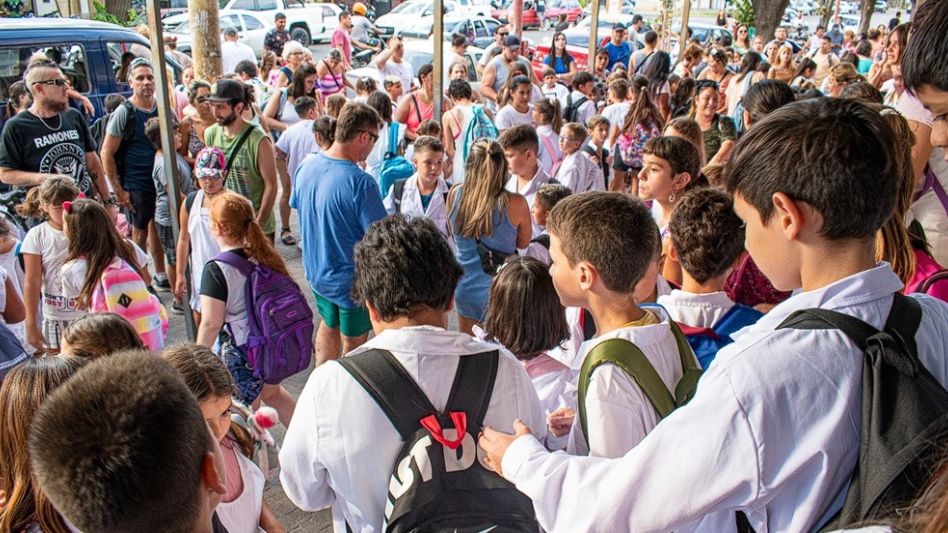 Con el acuerdo paritario cerrado entre los gremios docentes y el gobierno provincial, se inició con normalidad ayer el ciclo lectivo 2023. FOTO: NACHO CORREA