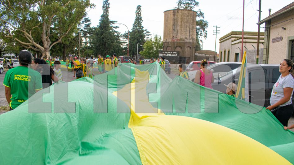 Los hinchas desplegaron, por primera vez en público, la bandera en la Plaza Florentino Ameghino. 