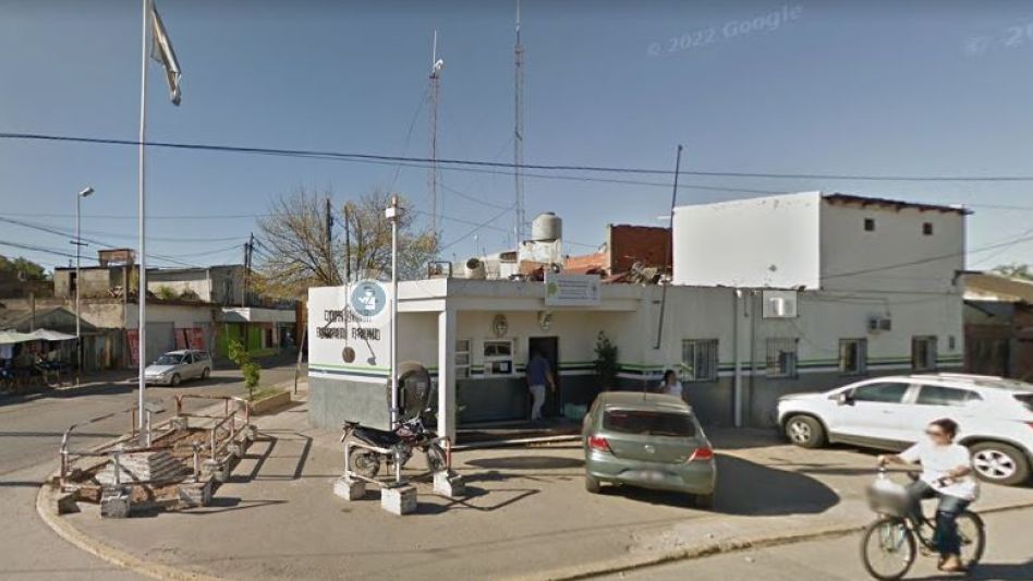 Un policía mató a una joven que estaba en una comisaría y lo habría amenazado con un arma tras quitarse las esposas