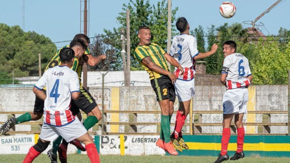 Jesús Gómez cabecea y gana el primer gol del partido. Piazza superó a Estrellas por 3 a 0 por la segunda fecha de la Unión Regional Deportiva.  NICOLÁS MURCIA