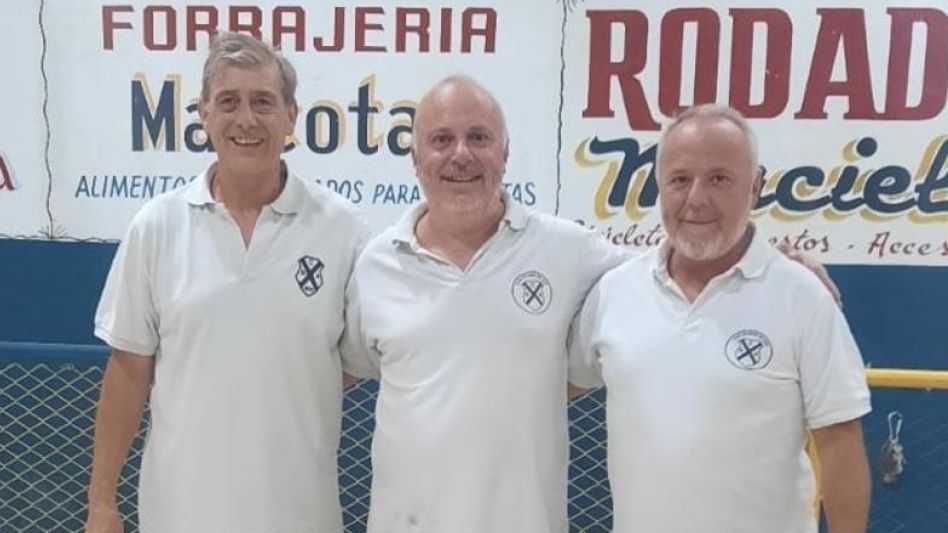 Félix Adaglio, Walter y Hugo Tolosa, integrantes del equipo de Remo, fueron los ganadores del selectivo por parejas de primera categoría.