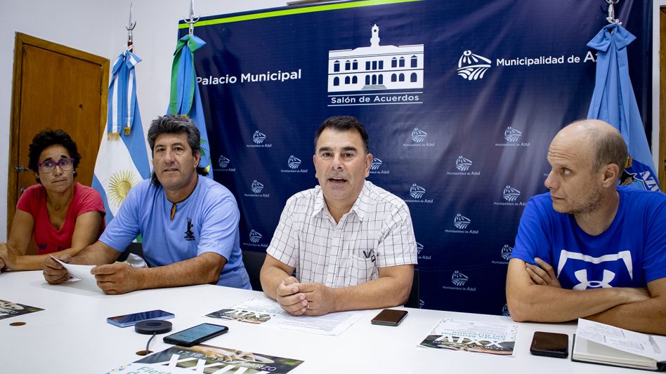 Los integrantes de la Asociación de Manualistas y Artesanos de Azul,  Soledad Chiodini y Juan Íbalo, el Intendente y el coordinador de los números musicales, Mauricio Brown.
