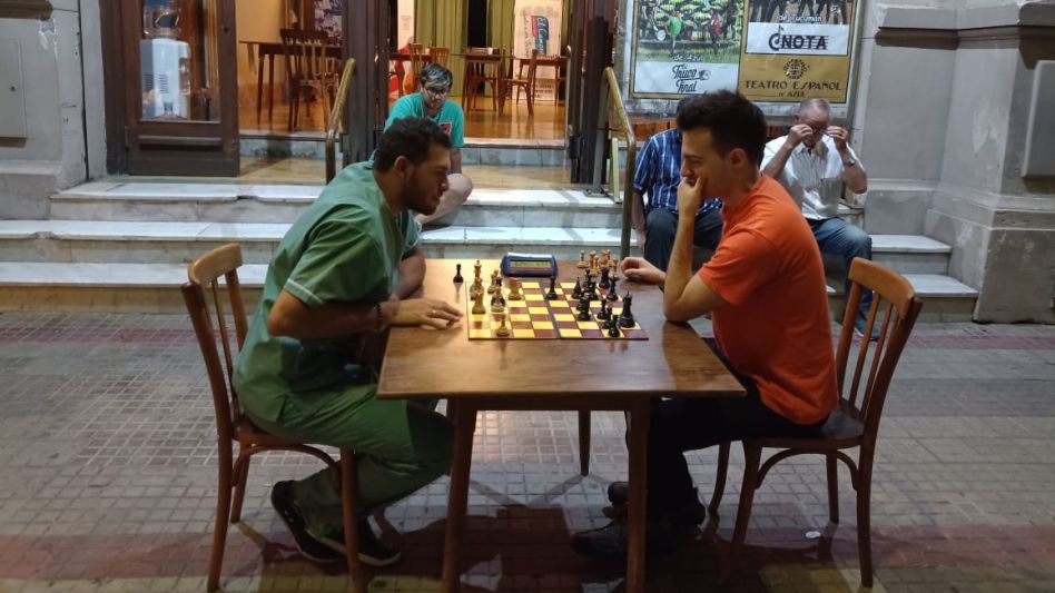 Jugando en la vereda, Ángel Frank y Gonzalo Varzilio, en otro de los duelos de las 30 horas.