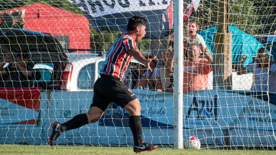 Matías Alustiza celebra su primer gol en su regreso al fútbol azuleño. Foto: Nicolás Murcia.