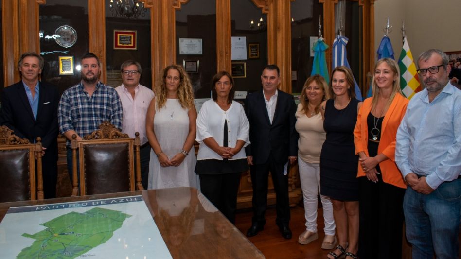 Los presidentes de los distintos bloques del Legislativo junto al intendente Hernán Bertellys y la presidenta del Concejo Deliberante, Inés Laurini. FOTO: NICO MURCIA