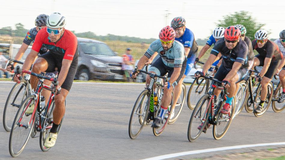 El sábado se realizará un nuevo festival nocturno en el óvalo municipal con la organización del Club Ciclista Azuleño. ARCHIVO/NACHO CORREA