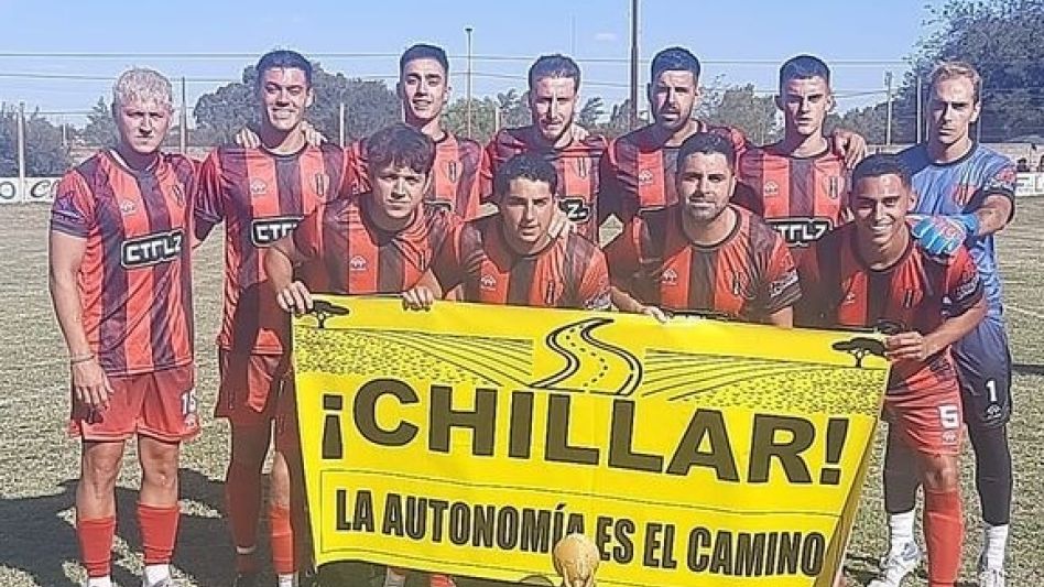 La primera división del club Independiente de Chillar expone la bandera que identifica el proyecto autonomista de la localidad. CHILLARLAAUTONOMIAESELCAMINO