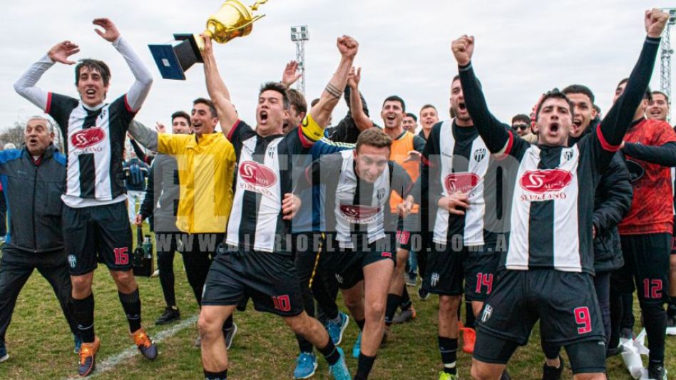 Alumni tiene el récord de ser el equipo que más veces dio la vuelta olímpica en Primera División. Lidera esa tabla con 29 títulos locales, más el Torneo Integración en 2008.