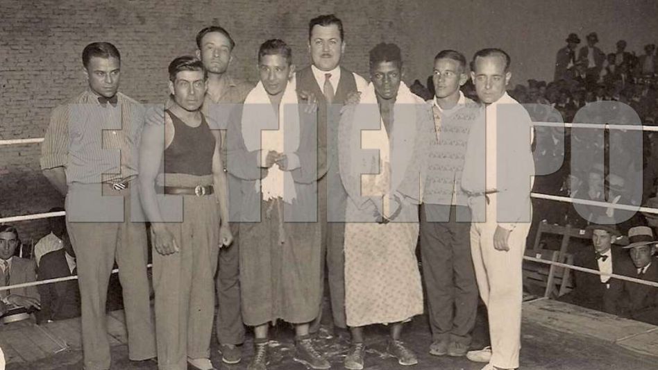Lugares que son íconos del deporte azuleño. En la imagen aparecen Lino Páez (bata oscura), Cosme Lastiti (corbata) y el morocho Raimundo Lastra en una jornada boxística en 1933. ARCHIVO