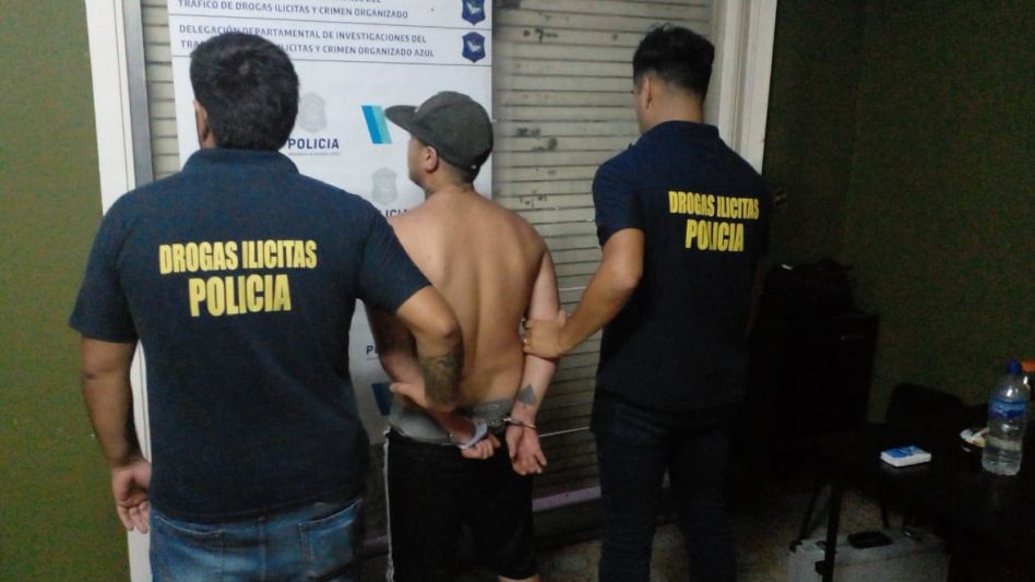 Uno de los jóvenes aprehendidos por esta investigación penal es un albañil que tiene 22 años. El otro, un changarín de 26, según lo informado. DROGAS ILÍCITAS AZUL/PBA