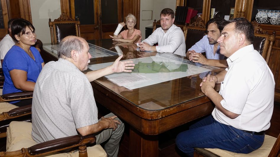 Funcionarios municipales, el intendente e integrantes del Centro Cultural ADIFA, se reunieron, ayer, para ultimar detalles sobre las propuestas en la sede.  PRENSA MUNICIPAL HÉCTOR GARCIA   