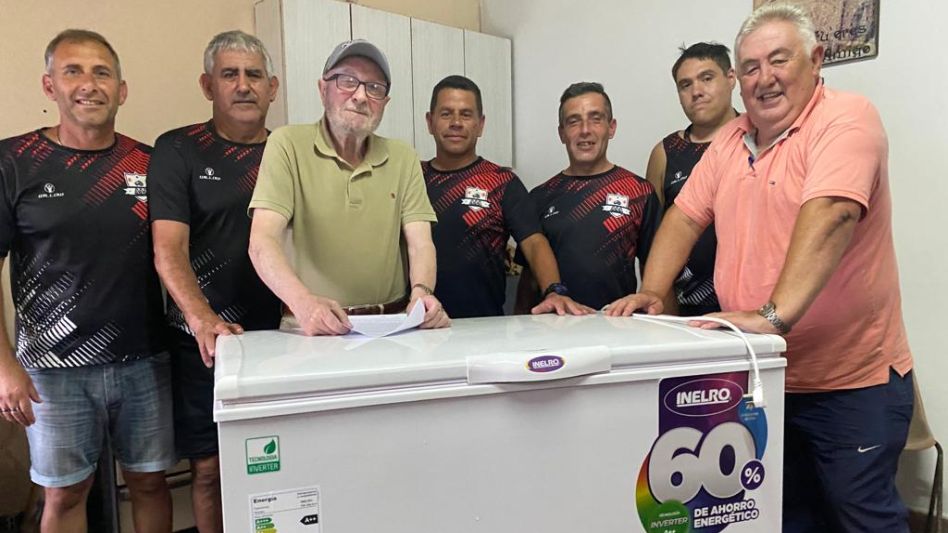 Con el objetivo de facilitar el trabajo diario, Néstor Sanz Petrello donó un freezer al comedor comunitario de la Parroquia Nuestra Señora de Lourdes. Foto: EL TIEMPO.