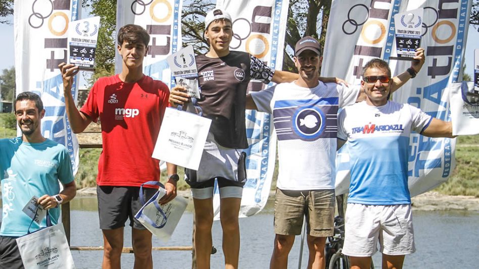 De izquierda a derecha, Lucas Martini figura en el último lugar, tras ocupar el cuarto cuerpo de la general masculina en el Tria de Necochea. Foto: GENTILEZA CÓDIGO AVENTURA