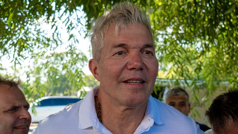 El abogado y precandidato a gobernador por la provincia de Buenos Aires, Fernando Burlando, durante un tramo de su visita a esta ciudad. FOTO: NICO MURCIA