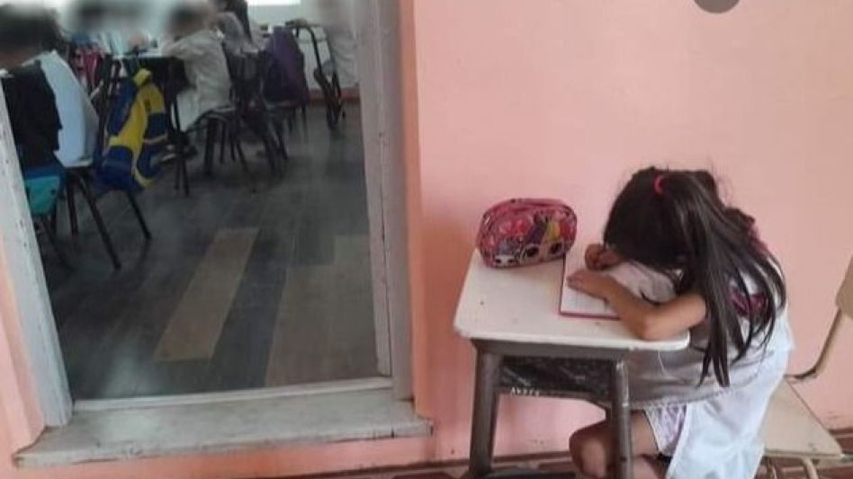 Hicieron tomar clases fuera del salón a una nena que sufría bullying