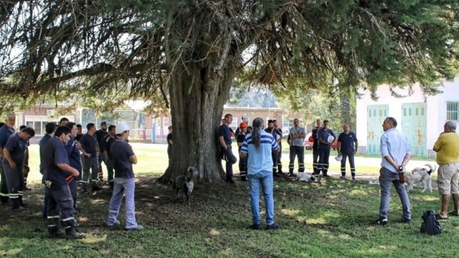 Dirigentes provinciales, locales y nacionales de ATE durante la visita a la fábrica Fanazul y una imagen de la asamblea realizada con trabajadores.