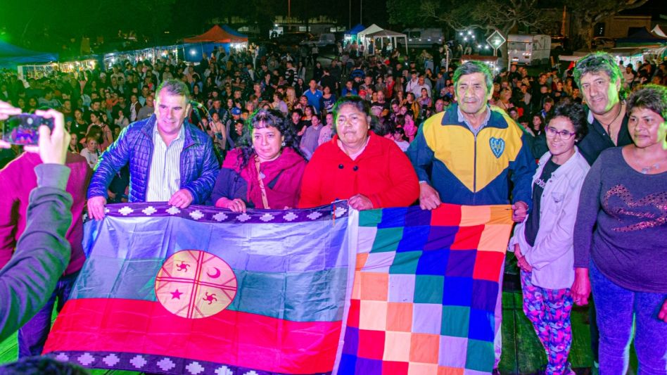 Las banderas mapuche y Wiphala con el Intendente y el presidente de la Asociación Manualistas y Artesanos, Juan Íbalo. FOTOS NACHO CORREA