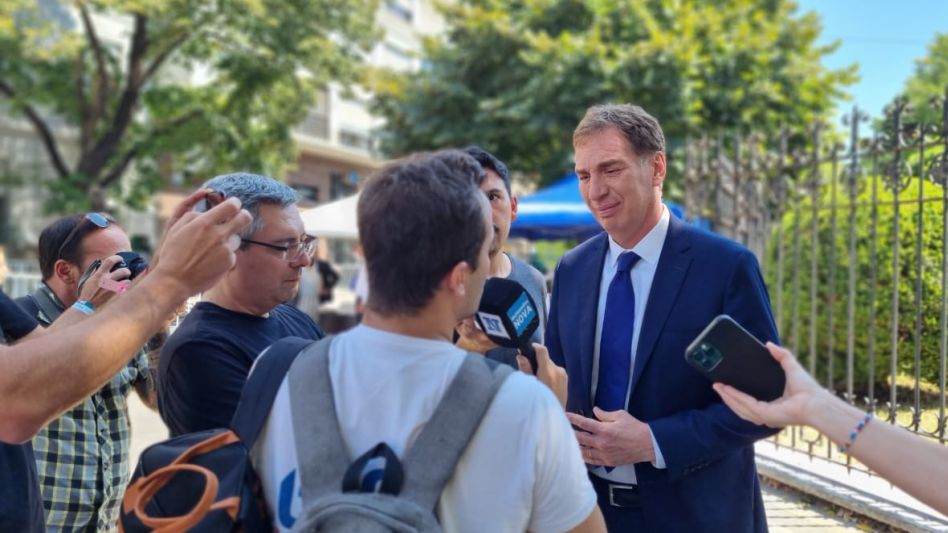 Otra encuesta muestra una paridad entre Kicillof y Santilli