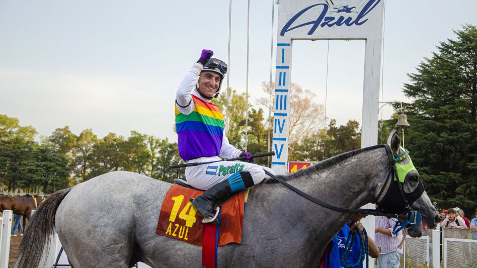 Jorge Peralta celebra la conquista del Clásico Veloces de la Recta Azuleña ? Copa Pedro Pipi Álvarez. El jockey comando al SPC Yacaeran a una clara victoria. Foto: Nacho Correa.