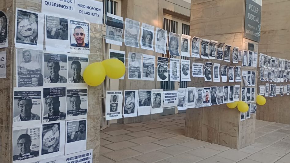 La AMMA realizó hoy martes en la sede del Palacio de Justicia local otra pegatina. FOTOS: AMMA