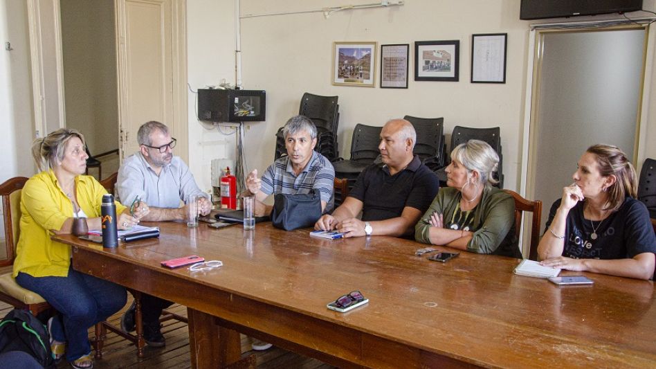 Dirigentes de sindicatos estatales con afiliados al IOMA durante la reunión con presidentes de bloque en el Concejo Deliberante.  NACHO CORREA