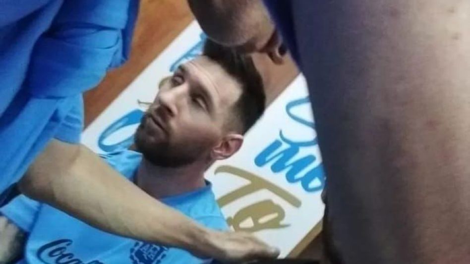 El azuleño Fernando Palacios junto a Lionel Messi en el predio de Ezeiza. El hombre de 30 años logró burlar el operativo de seguridad y llegar hasta el capitán de la selección argentina de fútbol.