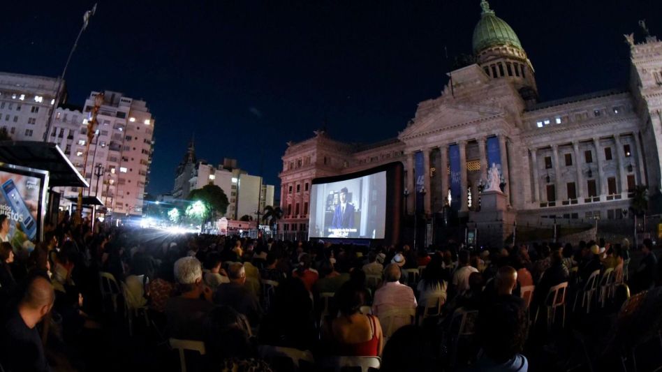 Más de 3 mil personas disfrutaron de "Argentina, 1985" gratis en las escalinatas del Congreso