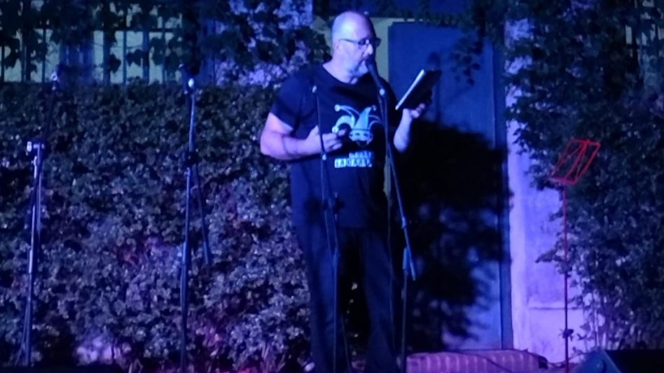 Leandro Frígoli leyendo en el jardín Botánico de Montevideo. 