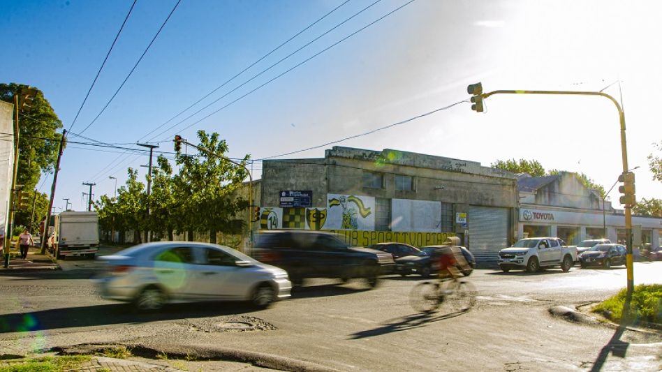 Los vecinos de Villa Piazza Centro solicitaron -la colocación de un semáforo que permita el giro a la izquierda en avenida Piazza e Industria, facilitando y ordenando el tránsito. NACHO CORREA