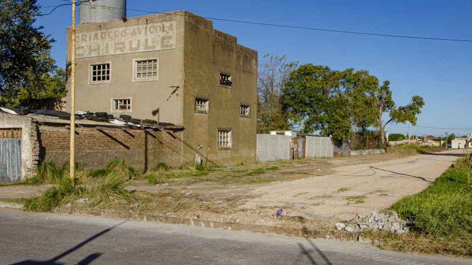 Otro reclamo vecinal: La apertura de la intersección de calle 8 y Maipú, donde existe un cordón que no permite el paso y provoca el estancamiento de agua de lluvia.