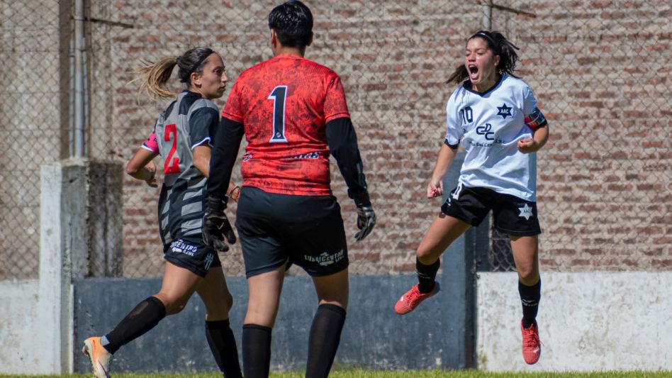 Caterina Peralta celebra uno de los goles de la estrellita en el clásico. Alumni y Athletic igualaron en dos tantos. Foto: Nicolás Murcia.