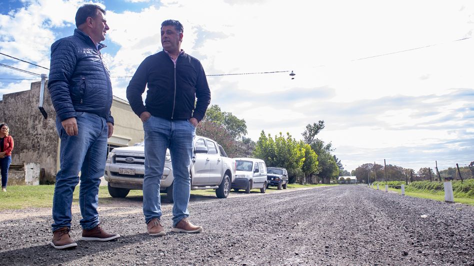 El intendente Hernán Bertellys recorrió ayer distintos sectores de la localidad de Cacharí acompañado por el actual delegado de esa localidad del partido de Azul. PRENSA MUNICIPAL