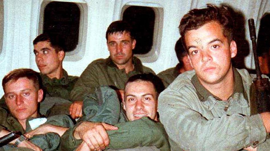 Soldados del RI 7 de La Plata a bordo del avión rumbo a Río Gallegos. El siguiente destino, pocas horas después, fue Malvinas. Foto: GENTILEZA EDUARDO FRECHA