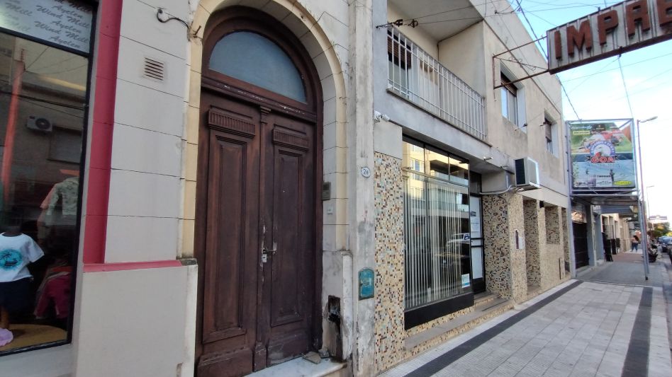 Un inmueble situado en De Paula entre Yrigoyen y Belgrano. El lugar donde, el 1 de agosto de 2016, sucedieron esos hechos por los que la pareja de comerciantes está presa. Foto: NACHO CORREA