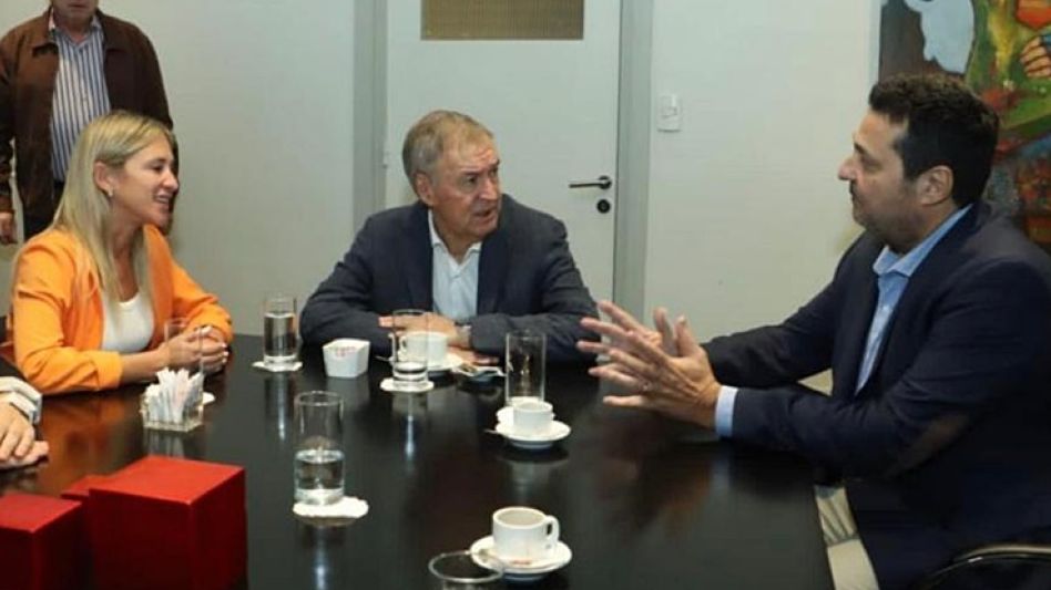 Los concejales Paola Ficca y Alejandro Vieyra, de Nuevo Azul, participaron de una reunión con el gobernador de Córdoba, Juan Schiaretti. Foto: prensa Nuevo Azul.