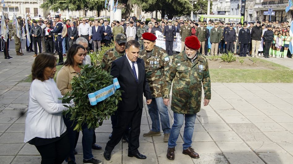 Funcionarios e integrantes del centro de veteranos de Guerra Callvú Leovú, junto a representantes de diversas instituciones, durante el acto realizado el domingo.   PRENSA MUNICIPAL