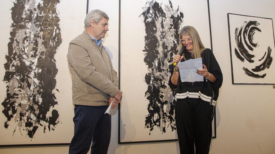 Jorge Pérez con la artista Sole Dibetto, ofreciendo en un entorno artístico muy cálido.  NACHO CORREA 