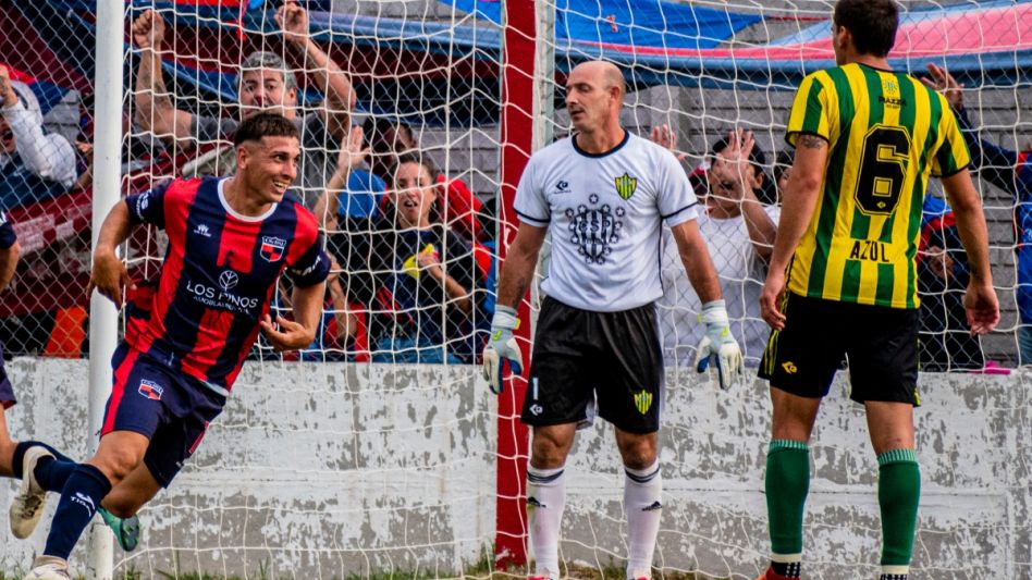 Kevin Narvaja comienza a festejar su tanto, con el que San José le ganó a Sportivo Piazza por 1 a 0. Foto: Nicolás Murcia.