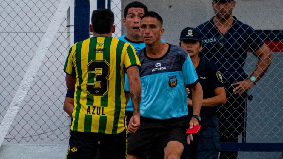 Daniel Grazziano ya le mostró la roja a Mariano Borda. El árbitro expulso a seis jugador en este encuentro. Foto: Nicolás Murcia.
