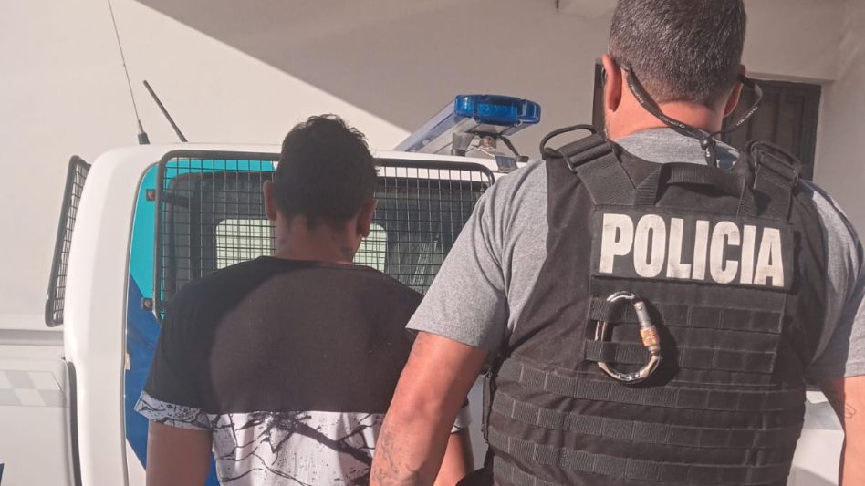 Cuatro allanamientos se hicieron por un robo sucedido semanas atrás en una vivienda. Además, uno de los presuntos autores del hecho fue detenido. FOTOS: SECCIONAL PRIMERA AZUL/PBA