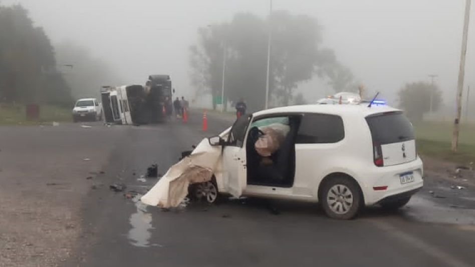 Un choque entre un auto y un camión dejó como saldo un herido. Ese hombre estaba internado en el Hospital Pintos.  VIAL AZUL/PBA