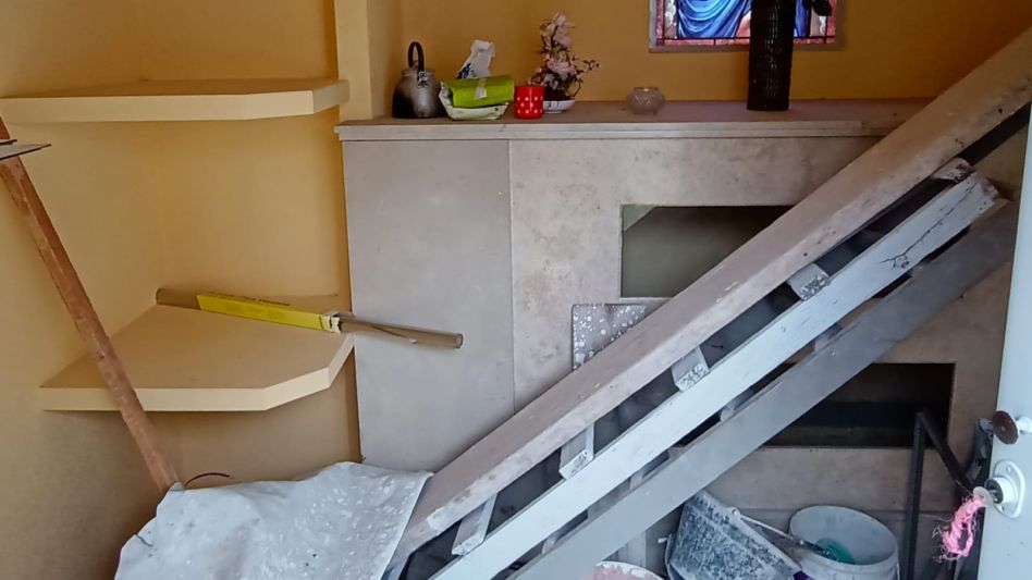 Una de las bóvedas en la que desaparecieron cinco ataúdes y una urna con restos. Se quitó el nombre de la familia y se ejecutaron trabajos de albañilería y pintura.