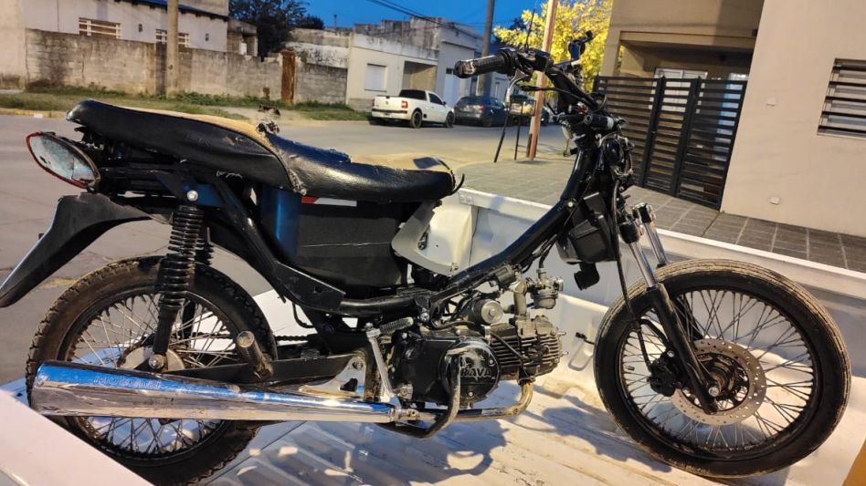 Un adolescente fue demorado por la Policía y le incautaron una moto.  EPDS AZUL/PBA