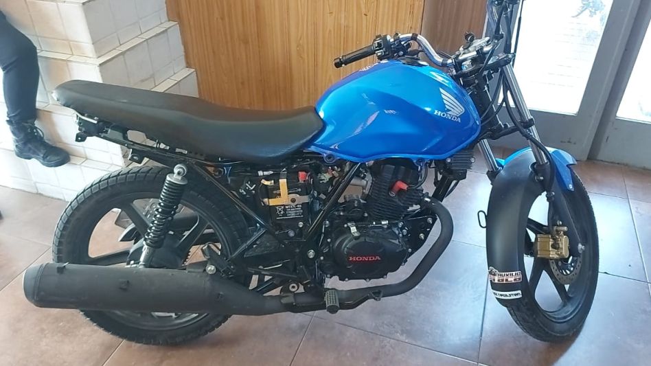 Una moto. Había sido hurtada en Tandil en febrero pasado y policías la hallaron en Azul. EPDS AZUL/PBA
