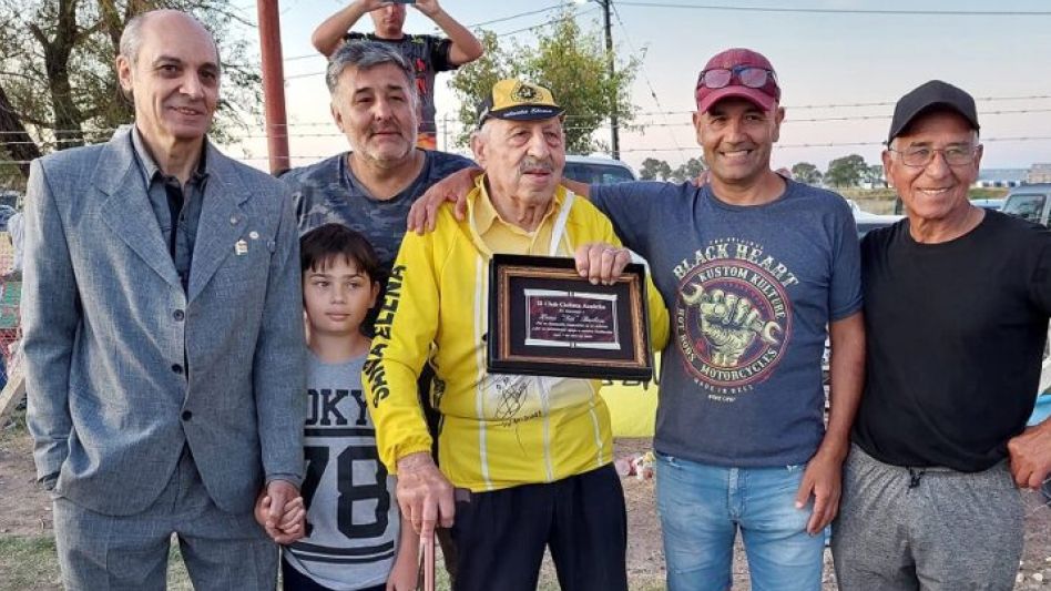 La comisión directiva del Club decidió homenajear Héctor Barbosa, quién fue uno de los más destacados actores que tuvieron los capítulos de los fines de semana ciclistas en Olavarría. FOTO CCA.