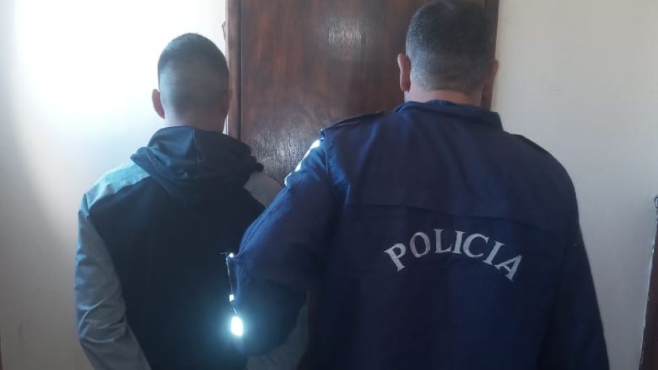 El joven que volvió a ser arrestado ayer en momentos que era allanada la casa donde vive. El pasado martes fue aprehendido por primera vez, cuando en su poder tenía uno de los celulares robados.   