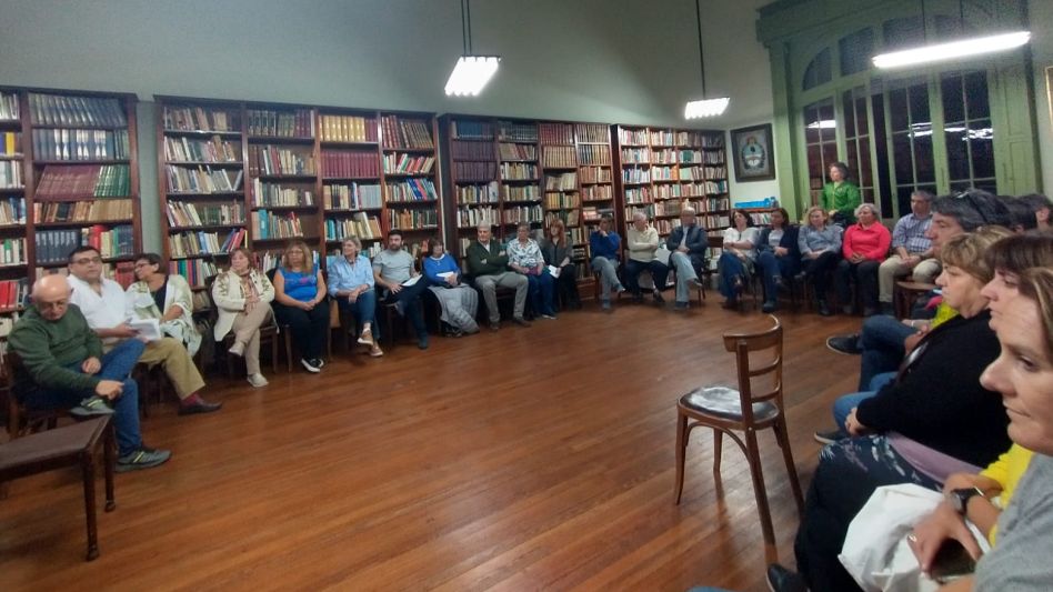 El martes pasado en el Biblioteca Ronco, con una buena concurrencia de público, se abordaron temáticas que tienen que ver con el nombramiento de Azul Ciudad Cervantina. 