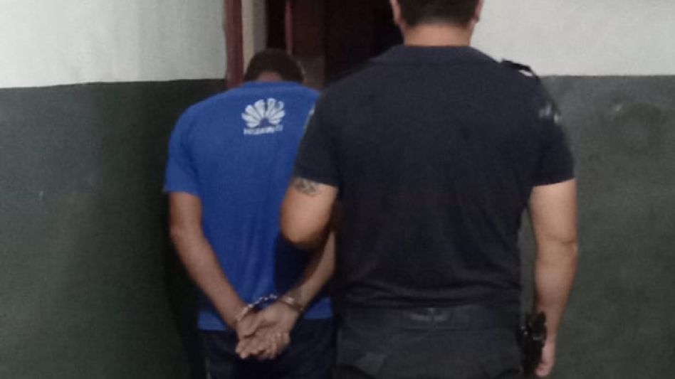 A un joven lo aprehendieron cuando, junto a dos sujetos más que no pudieron ser hallados, ingresó con fines de robo a un depósito de Cerámica San Lorenzo. FOTOS: EPDS AZUL/PBA